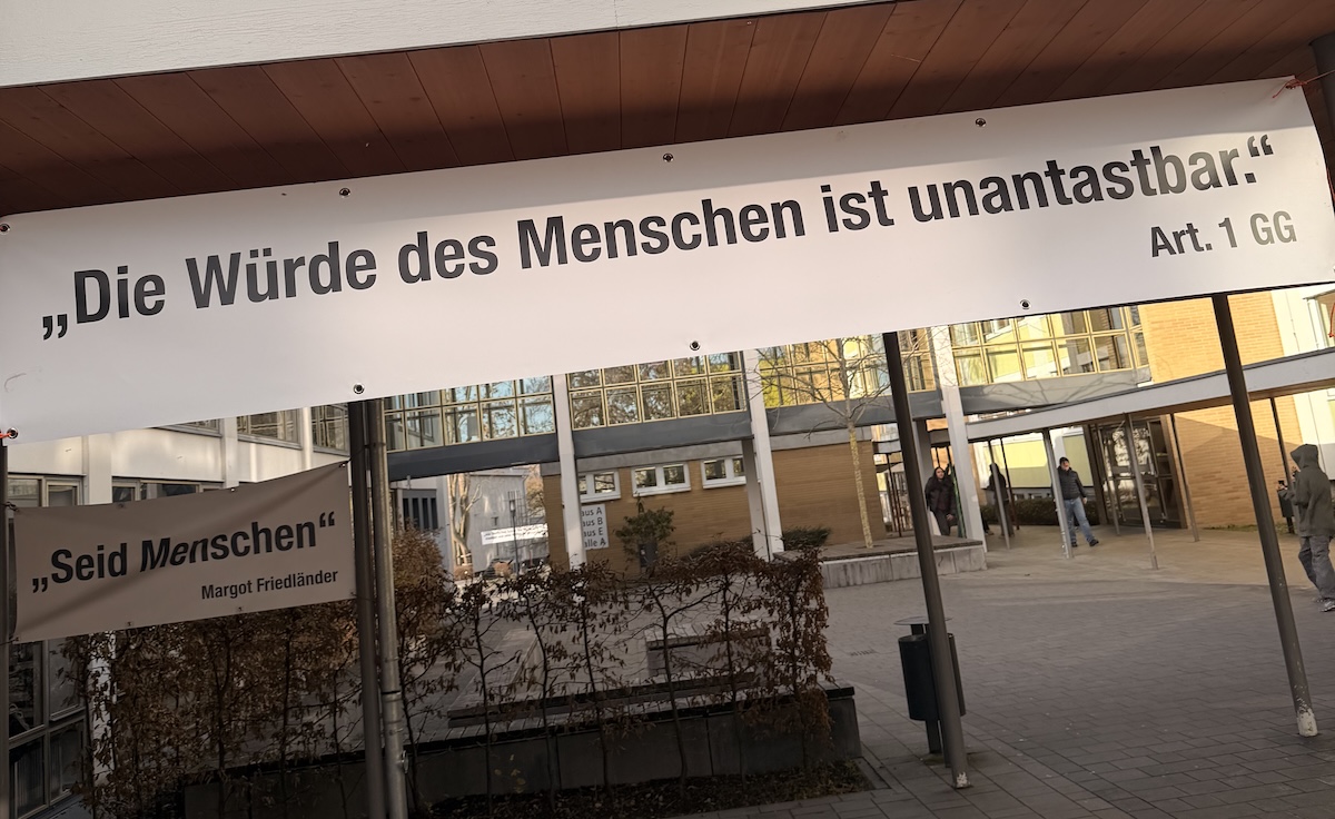 "Die Würde des Menschen ist unantastbar" - Demokratie erleben am LLG