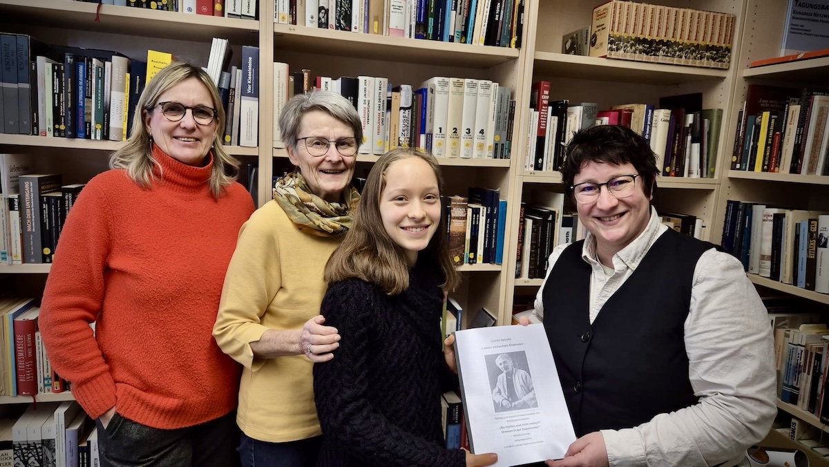 Wettbewerbsarbeit zu Lucie Jacobi an die Arbeitsstelle Holocaustliteratur übergeben