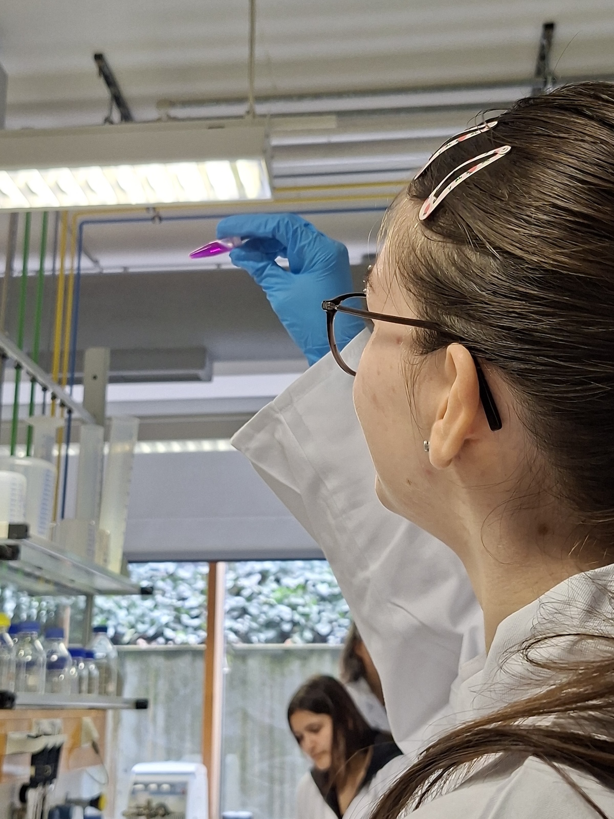 LLG-Schülerinnen des Bio-LKs Q2 beim Gentechnik-Workshop des Schülerforschungszentrums Mittelhessens