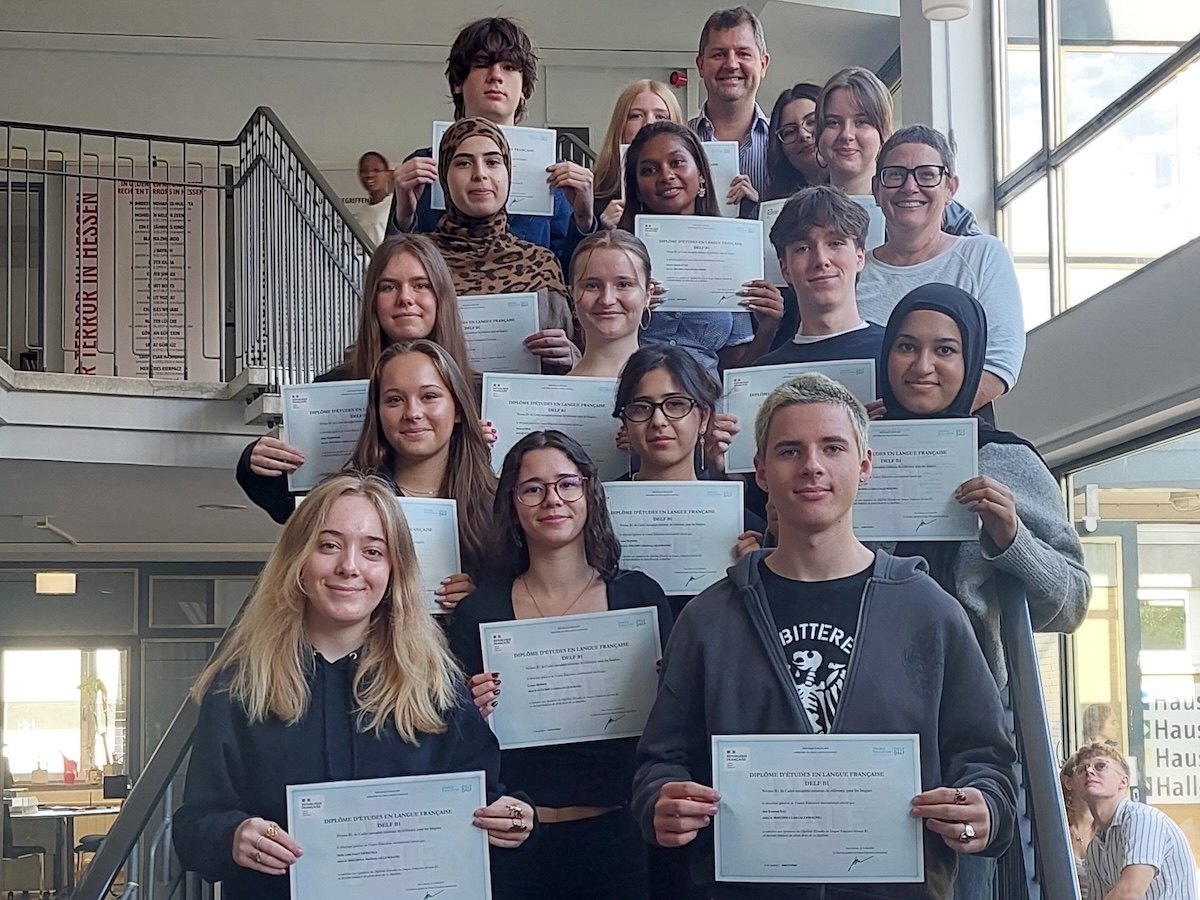 22 Schülerinnen und Schüler bestehen erfolgreich die DELF-Prüfung