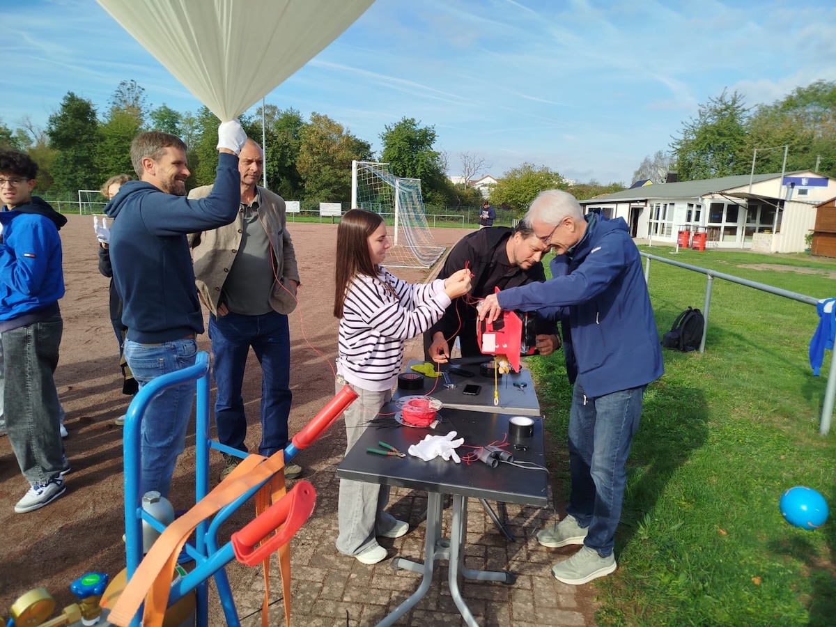 Pressemitteilung aus dem HMKB - Mit selbstgebauten Wetterballons: Schülerinnen und Schüler aus Mittelhessen erforschen die Stratosphäre